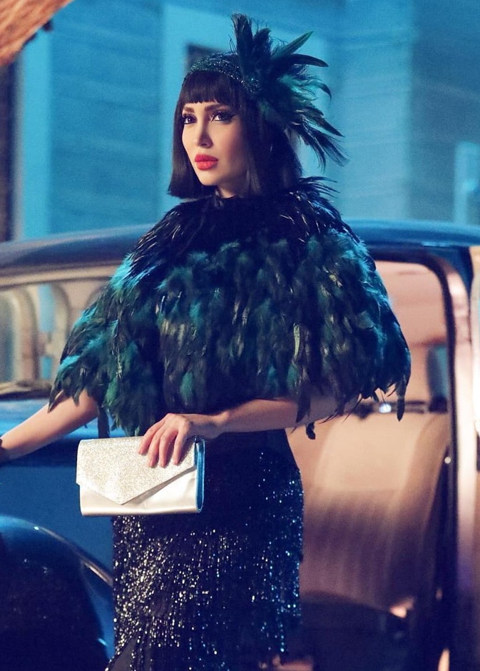 نسرين طافش تشوق الجمهور لـ مسلسلها الجديد بإطلالة غير تقليدية من الريش 