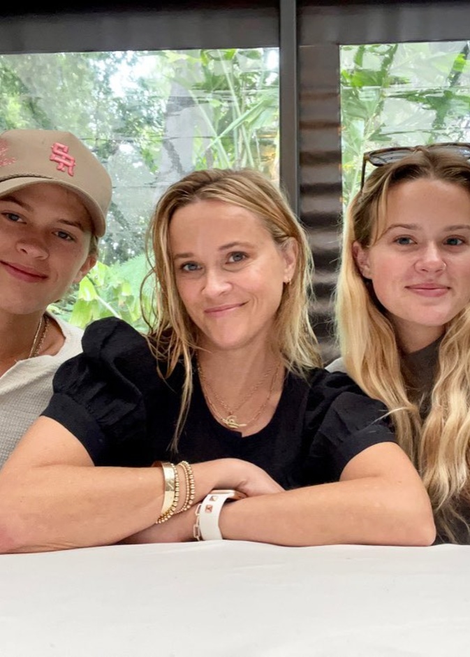 أبرز صور النجمات العالميات مع أبنائهن