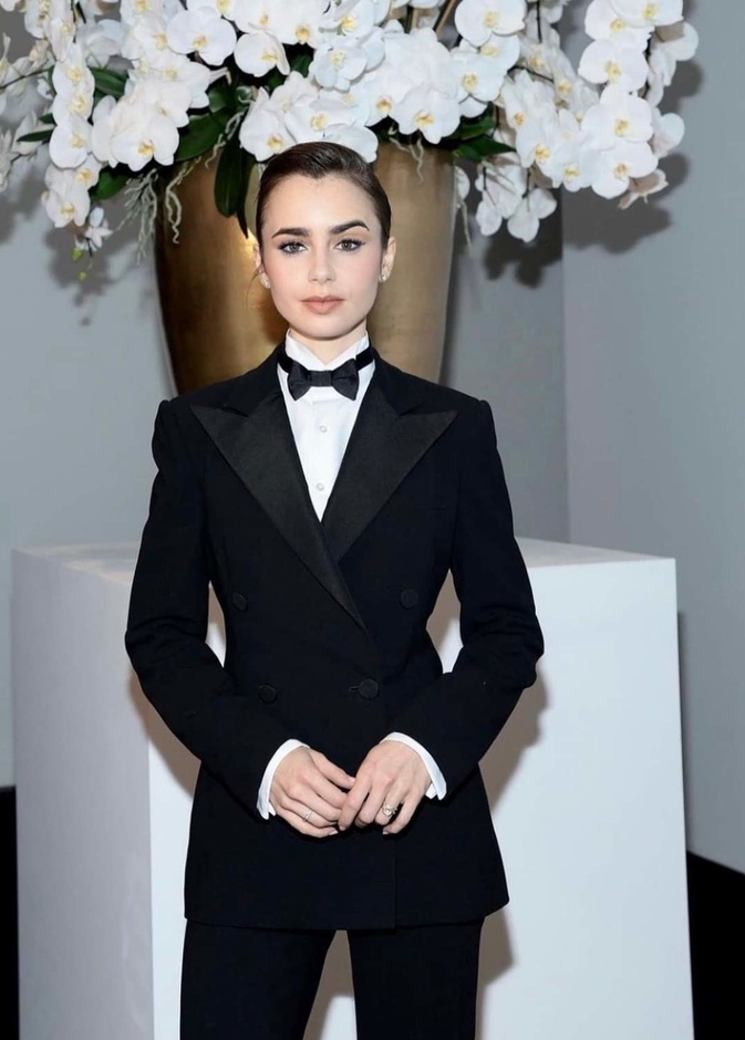 ليلي كولينز تتألق بإطلالة كلاسيكية