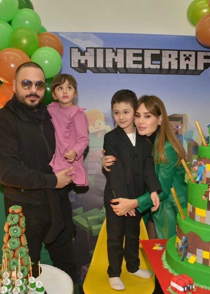 رامي عياش وزوجته وابنائهما