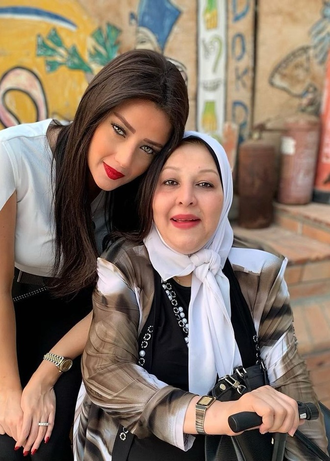 رضوى الشربيني ووالدتها