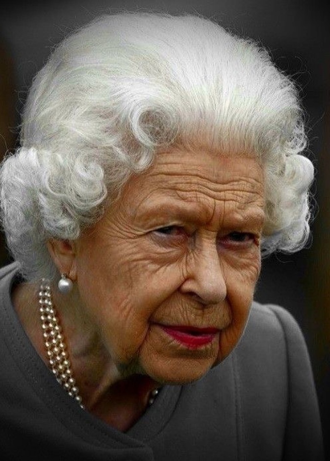 ملكة بريطانيا تجري مقابلة رسمية بعد تقارير تحدثت عن استخدامها كرسي متحرك