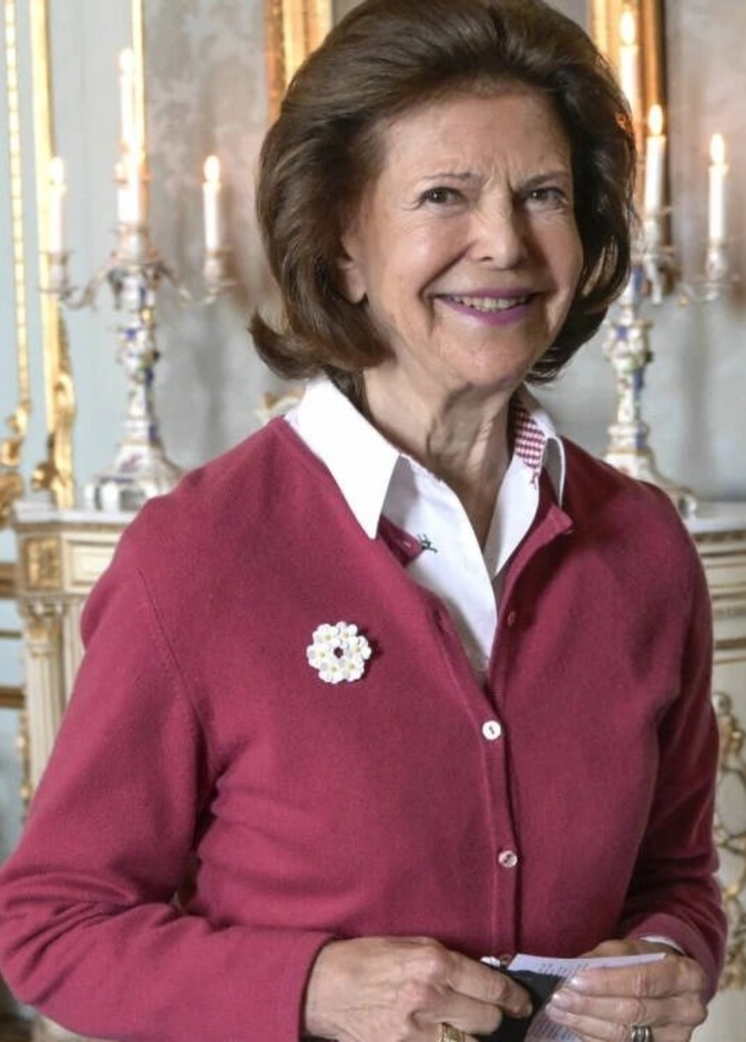 ملكة السويد سيلفيا تشتري أول دبوس "زهرة مايو" لعام 2022