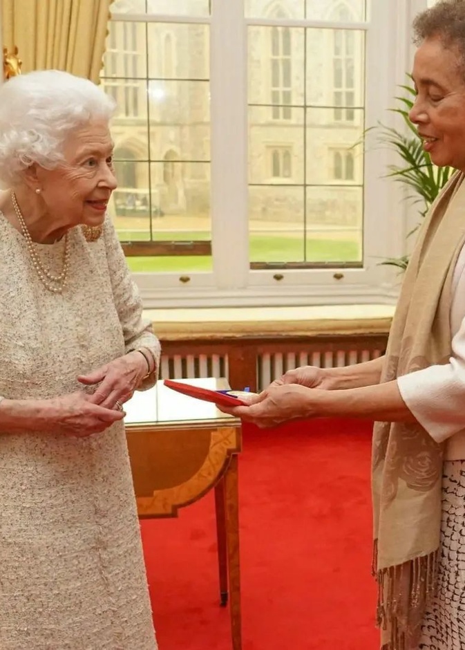 ملكة بريطانيا تقدم ميدالية الملكة الذهبية للشعر إلى جريس نيكولز