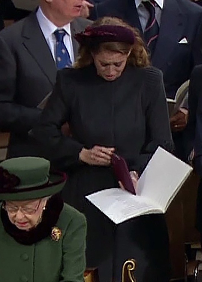 بالصور الأميرة بياتريس تنفجر باكيةً في حفل تأبين جدها الراحل