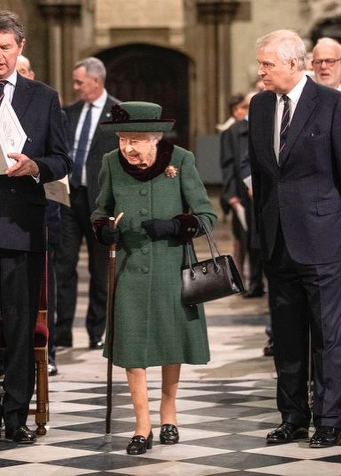 ما الخطوة التي قامت بها الملكة في حفل تأبين زوجها وأزعجت الأميرين تشارلز ووليام؟