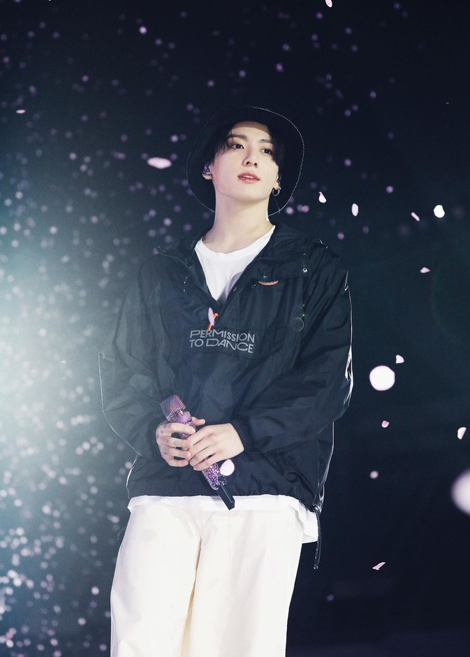 إصابة jungkook نجم bts بفيروس كورونا قبل أيام من مشاركة الفرقة في حفل "جرامي 2022"