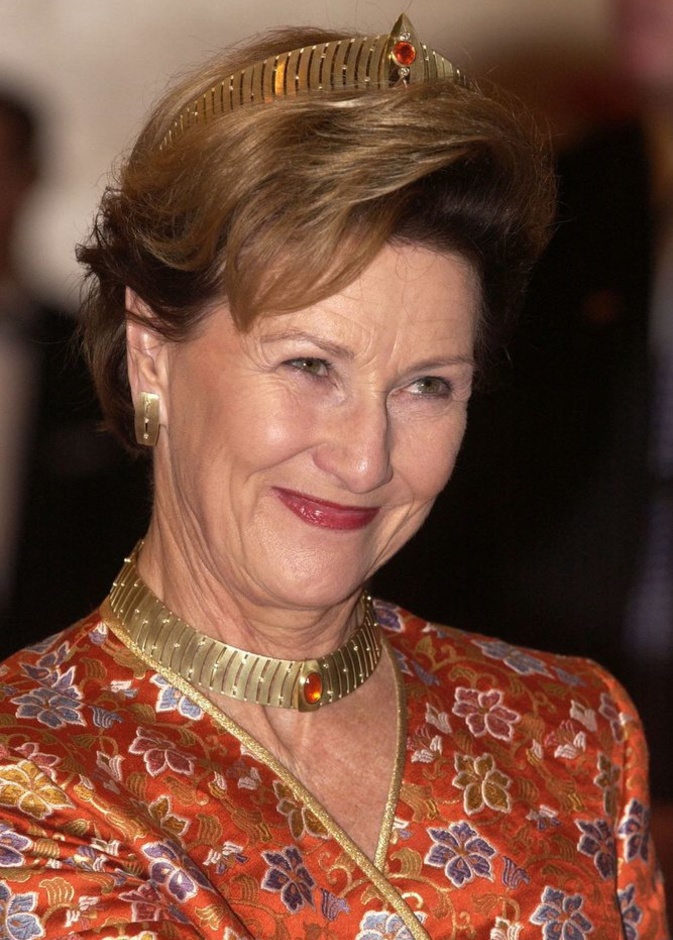 أفخم الأطقم المرصعة بالأحجار الكريمة من صندوق مجوهرات سيدات العائلات الملكية