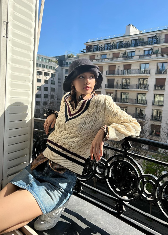 ما بين الأزياء العملية وغير المألوفة..نجمات فرقة BlackPink يودعن الشتاء بإطلالات شبابية خاطفة