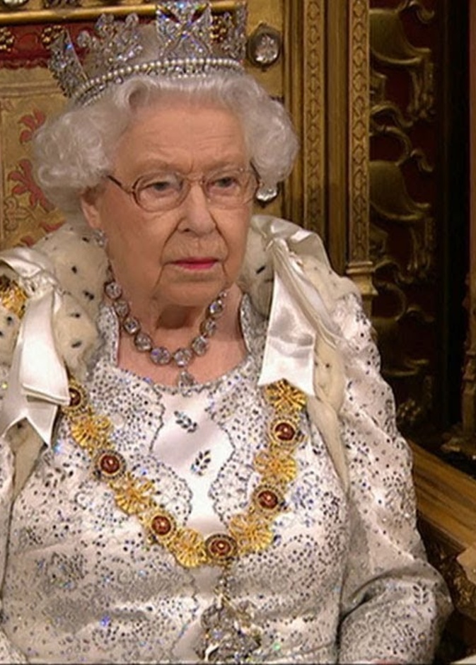 ملكة بريطانيا أصبحت تجد صعوبة حقيقية في الوقوف على قدميها