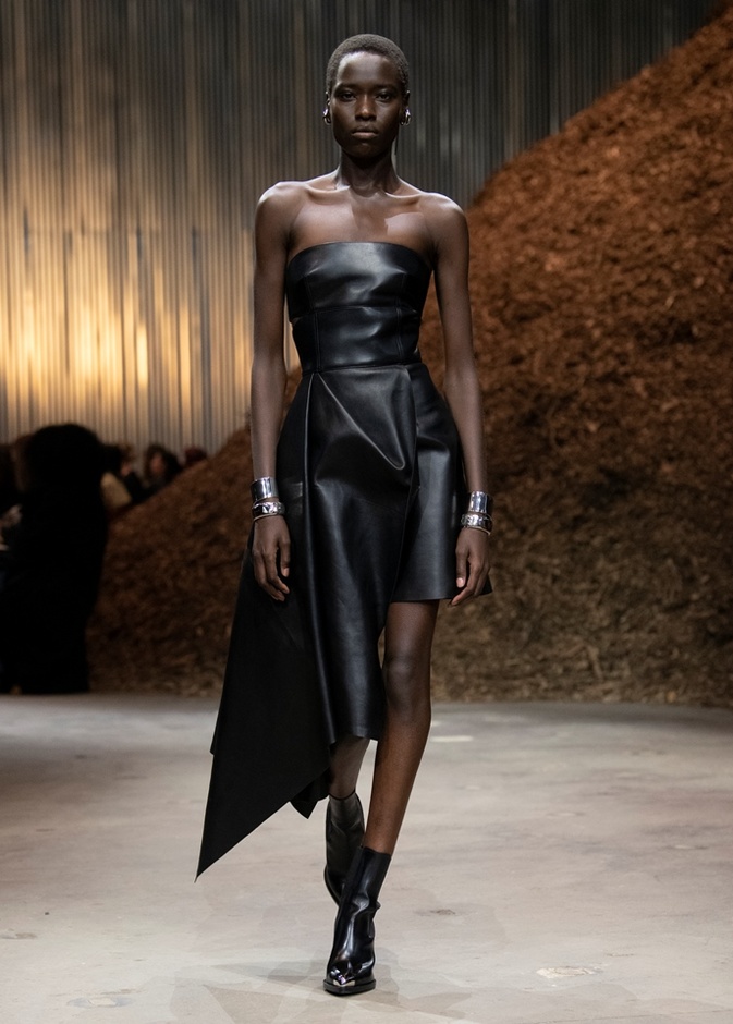 مجموعة Alexander McQueen لخريف وشتاء 2022 أزياء تجسد الترابط بين المجتمع والناس في نيويورك