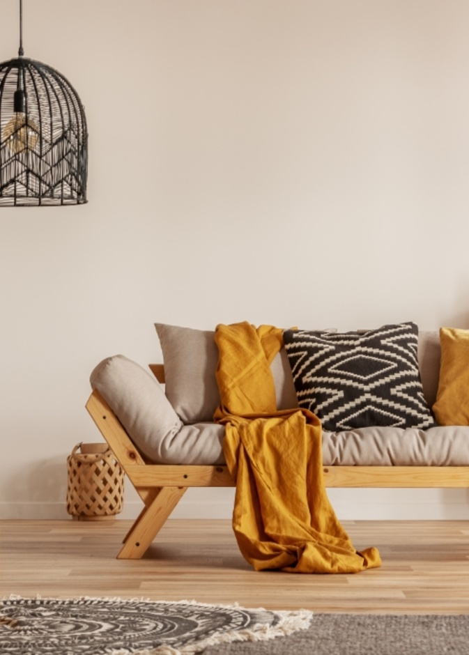 اكسسوارات بالأصفر الخردلي لديكور غرفة معيشة عصرية