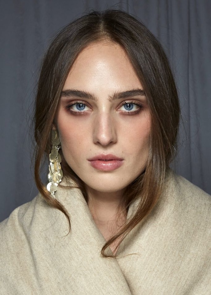 ألوان أحمر شفاه بدرجات نيود تناسب الأمهات إحتفالاً بيوم الأم 2022