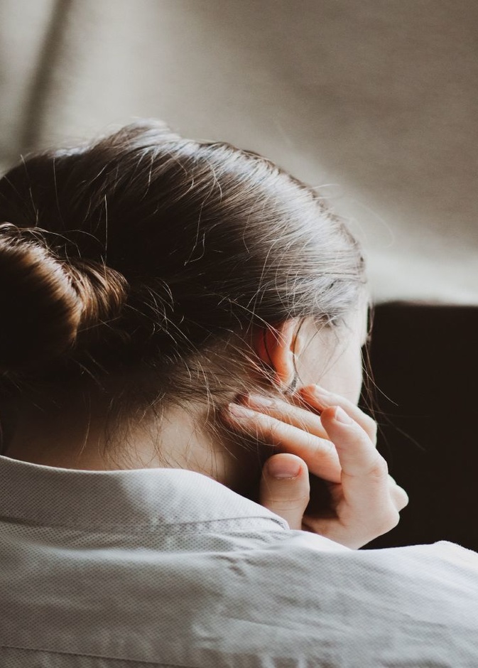 ما سبب طنين الأذن عند الإصابة بكورونا