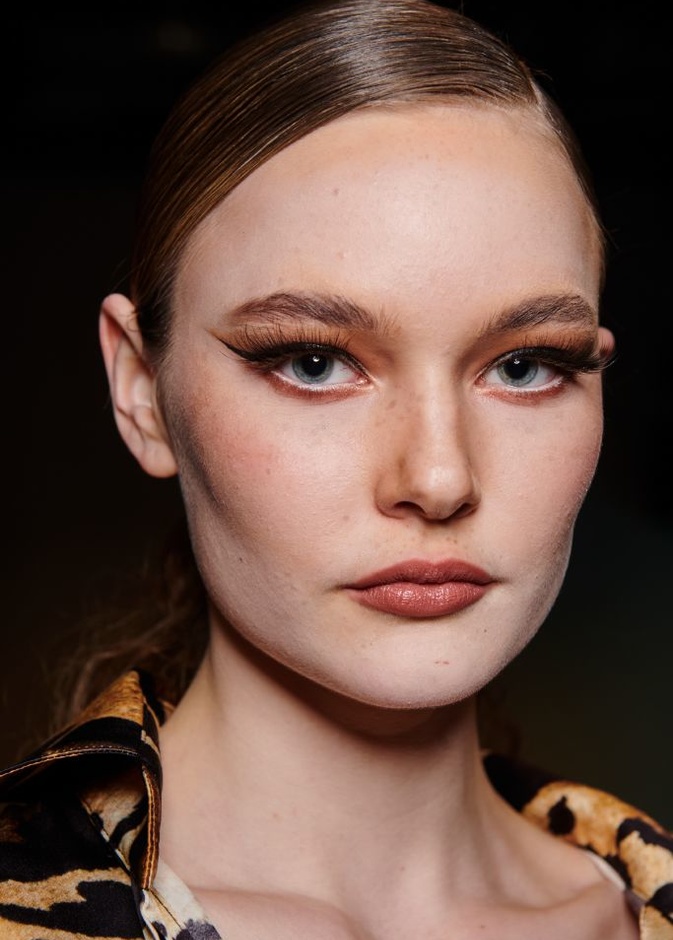 3 طرق لتطبيق رسمات مكياج برونزي لعيد الأم 2022