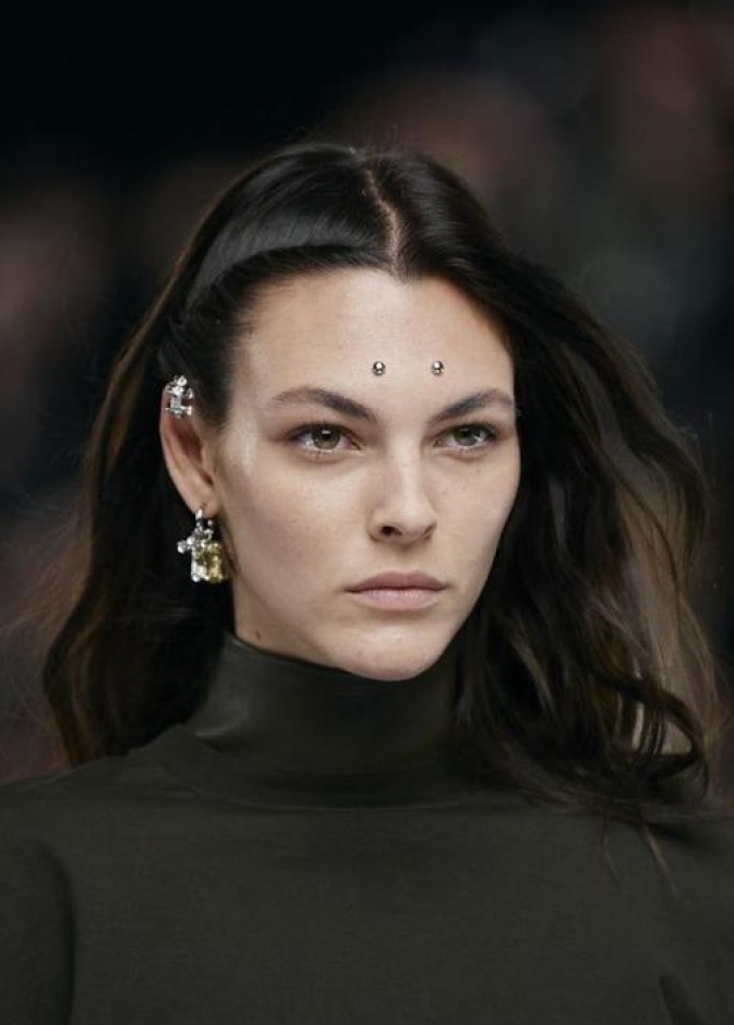 أحدث 3 صيحات جمالية جريئة رافقت عروض أسابيع الموضة