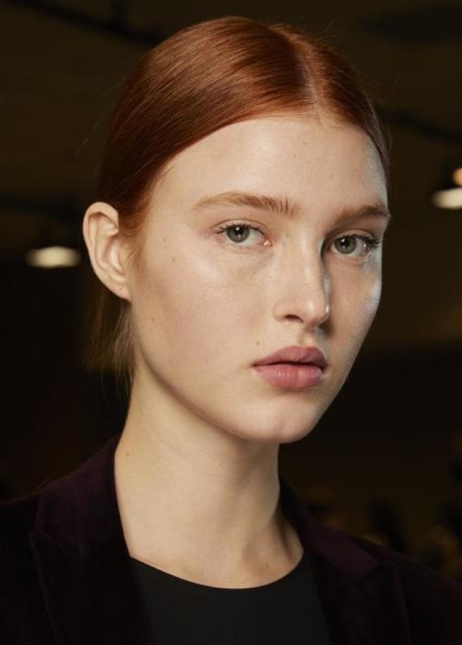 مكياج طبيعي وتسريحات شعر منسدلة سيطرت على عروض الموضة 