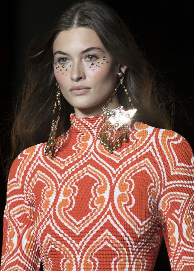 طريقة عمل مكياج مرصع باللؤلؤ والخرز للمرأة العصرية