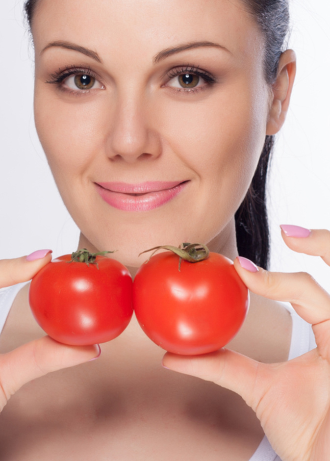 ما لا تعرفه العروس عن فوائد الطماطم الجمالية بينها تحفيز انتاج الكولاجين