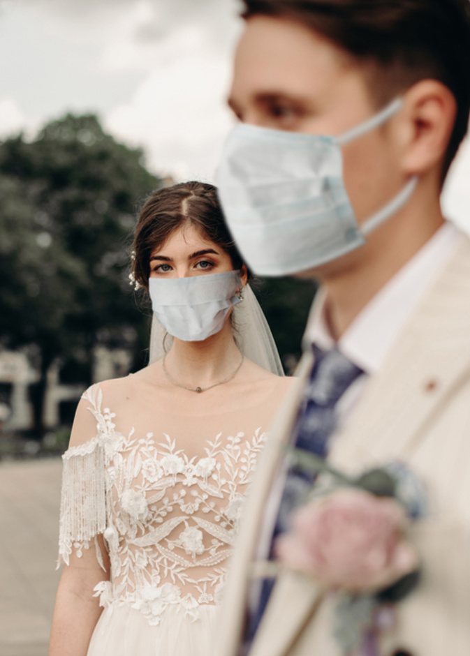 عروس تنشر فيديو طريف عن عريسها الغائب عن زفافهما