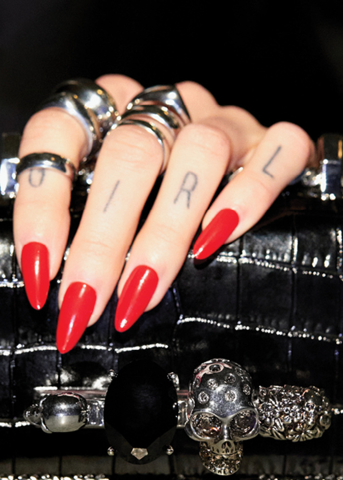 لوسيا: حقيبة ساتشيل المرصعة بالمجوهرات من Alexander McQueen