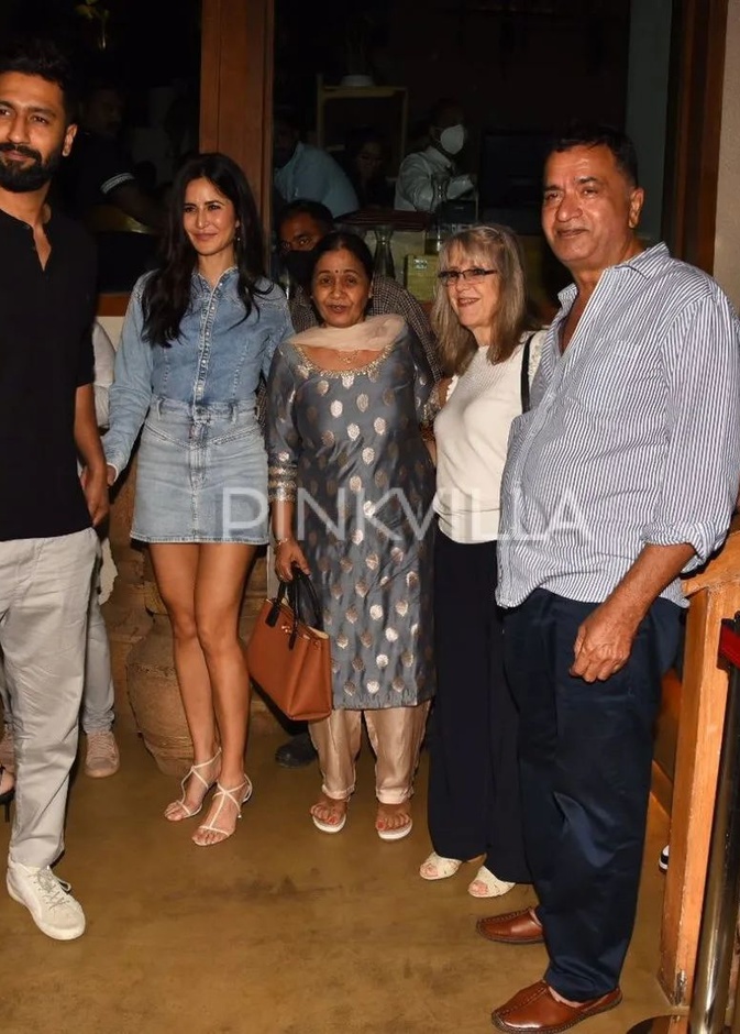 أحدث ظهور لفيكي كوشال وكاترينا كيف في موعد عشاء عائلي