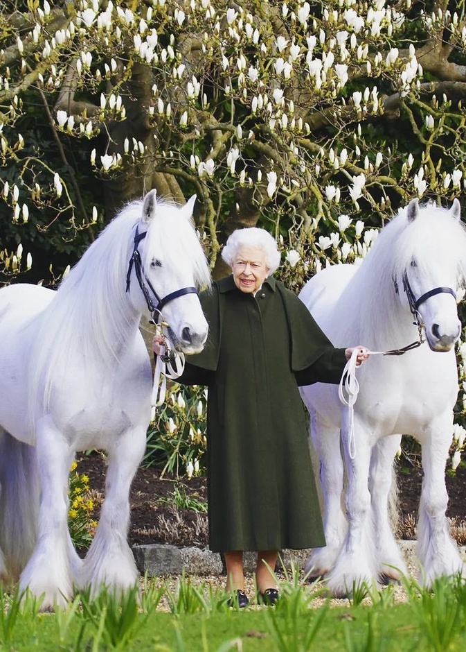 أحدث إطلالات الملكة إليزابيث إلتقطت الشهر الماضي وتألقت فيها بمعطف باللون الأخضر