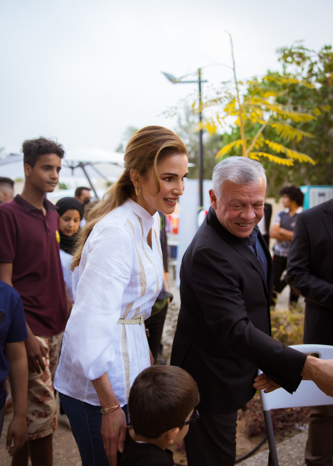 أحدث إطلالات مع الملك عبد الله والأمير الحسين في العقبة لتناول الفطور مع مجموعة من الأيتام