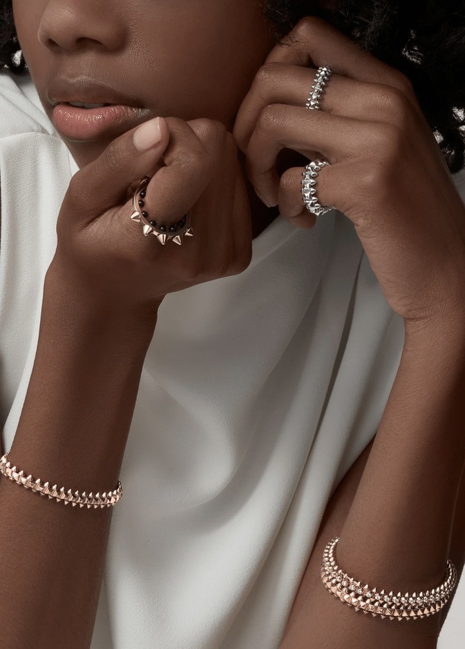 أساور ذهبية من دار كارتييه العالمي