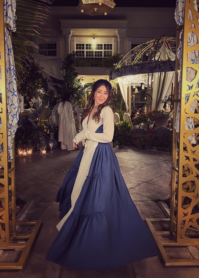 أسيل عمران تألقت بإطلالة رمضانية محتشمة تميّزت بالفستان الطويل