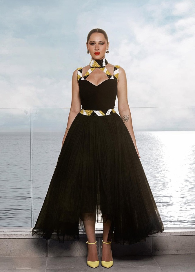 أطلت ياسمين رئيس بفستان تول أسود تميّز بتصميمه العصري