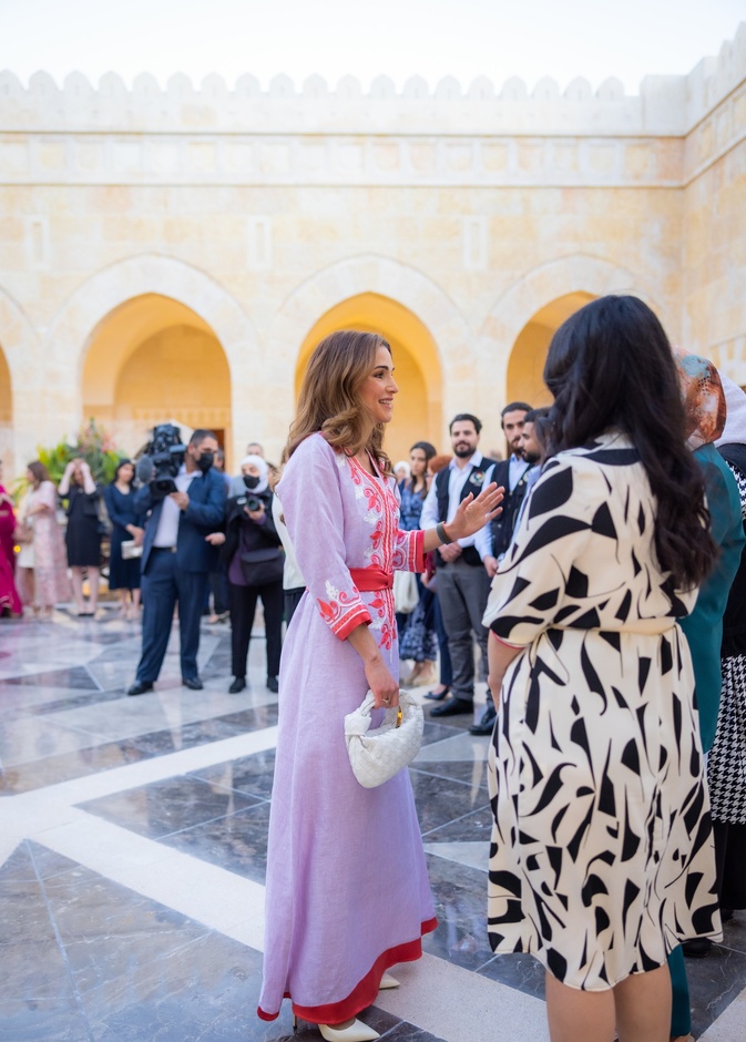 أكملت اللوك بحقيبة باللون الأبيض من مجموعة Bottega Veneta  وحذاء ستيليتو من Jimmy Choo