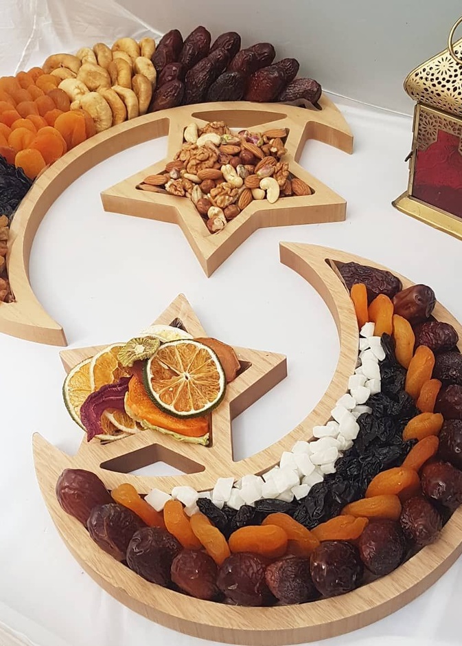 أواني خشبية بتصاميم رمضانية الهلال والنجوم