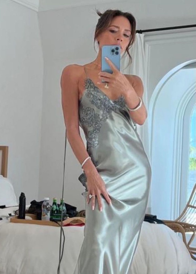 أول فستان كوتور من توقيع علامة فيكتوريا بيكهام مصنوع في ورشة الدار في لندن