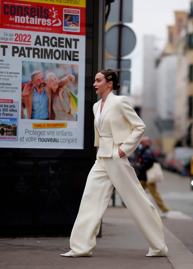 إجتماع صيحة اللون الأبيض مع البدلات نتيجته الأناقة بالتأكيد