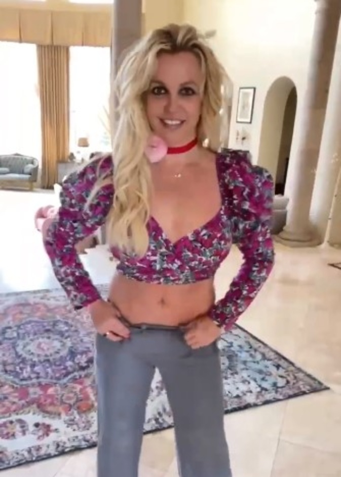 إختارت كروب توب بنقشة الورود نسقتها مع البنطلون الأزرق