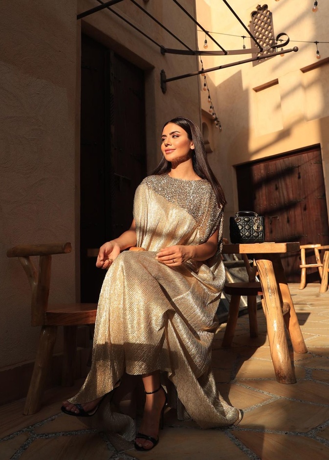 إختاري من وحي اطلالات ديما الاسدي القفطان الأنيق الذي تميّز بلونه الذهبي مع الشك الساحر