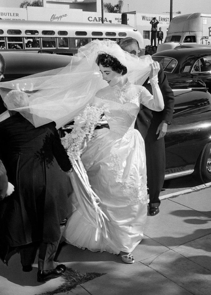 إليزابيث تايلور بفستان الزفاف