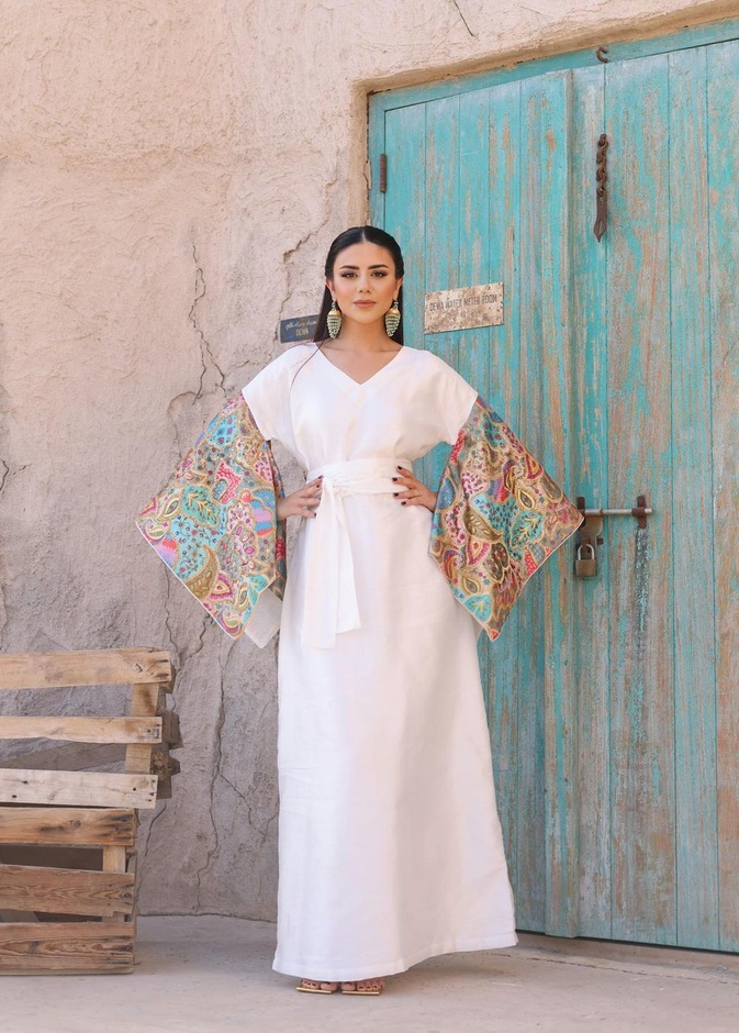 إن كانت قصة العباية واسعة أو مستقيمة يكفي أن تضيفي الحزام لتحديد خصرك وإبرازه