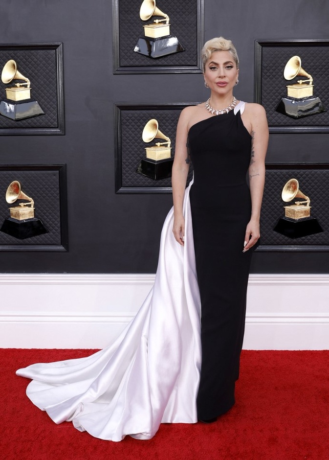 اتقنت ليدي غاغا سحر هوليوود القديم بفستان Armani Privé