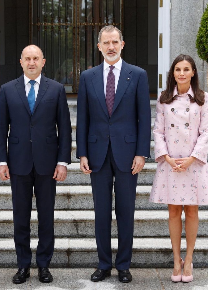 اختارت الملكة ليتيزيا المعطف القصير من مجموعة Carolina Herrera