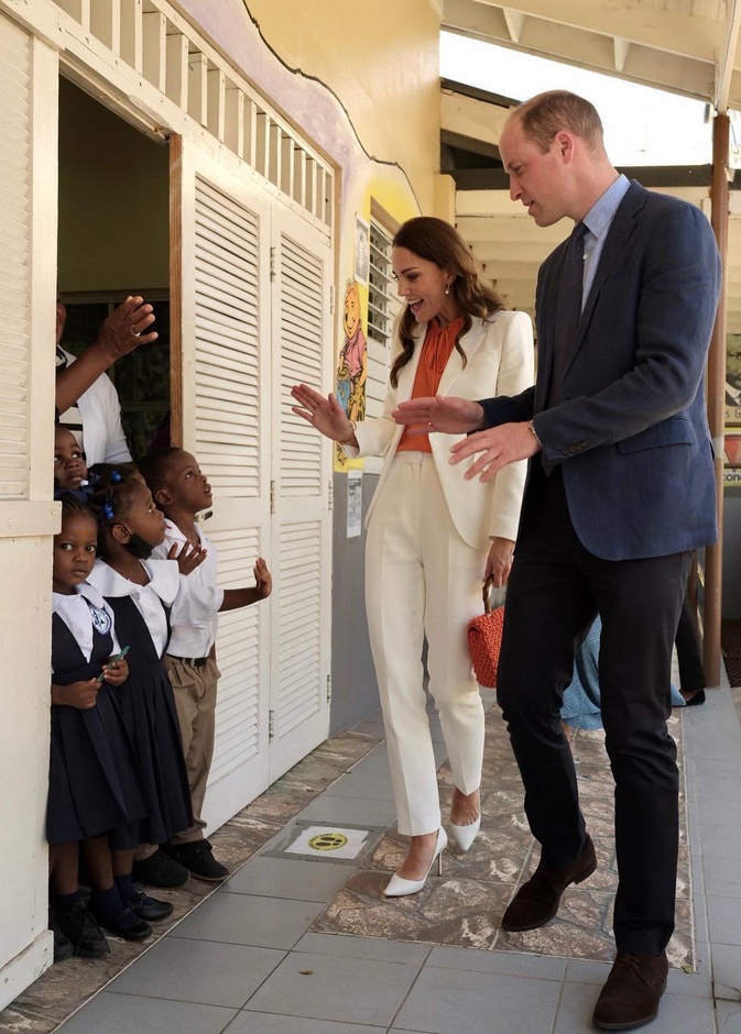 اختارت دوقة كمبريدج كيت ميدلتون بدلة من ألكسندر ماكوين نسقت معها توب برتقالية