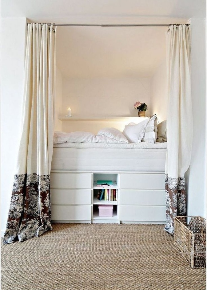 ارتفاع السقف يوفر مساحة للتخزين في غرف النوم الصغيرة