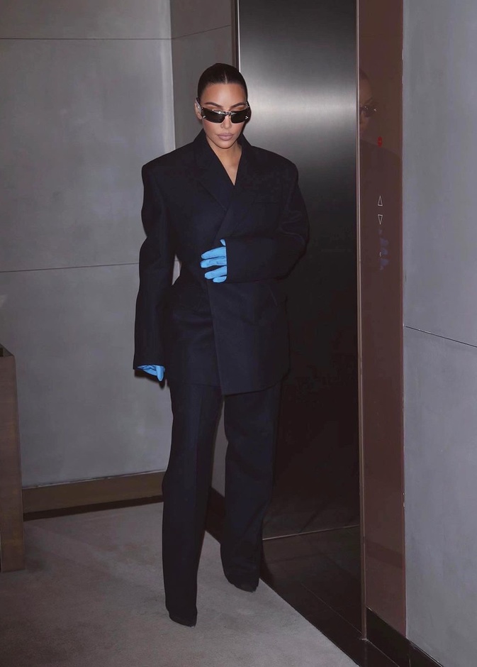 اطلالة كيم بالبدلة السوداء من Prada مع القفازات باللون الأزرق