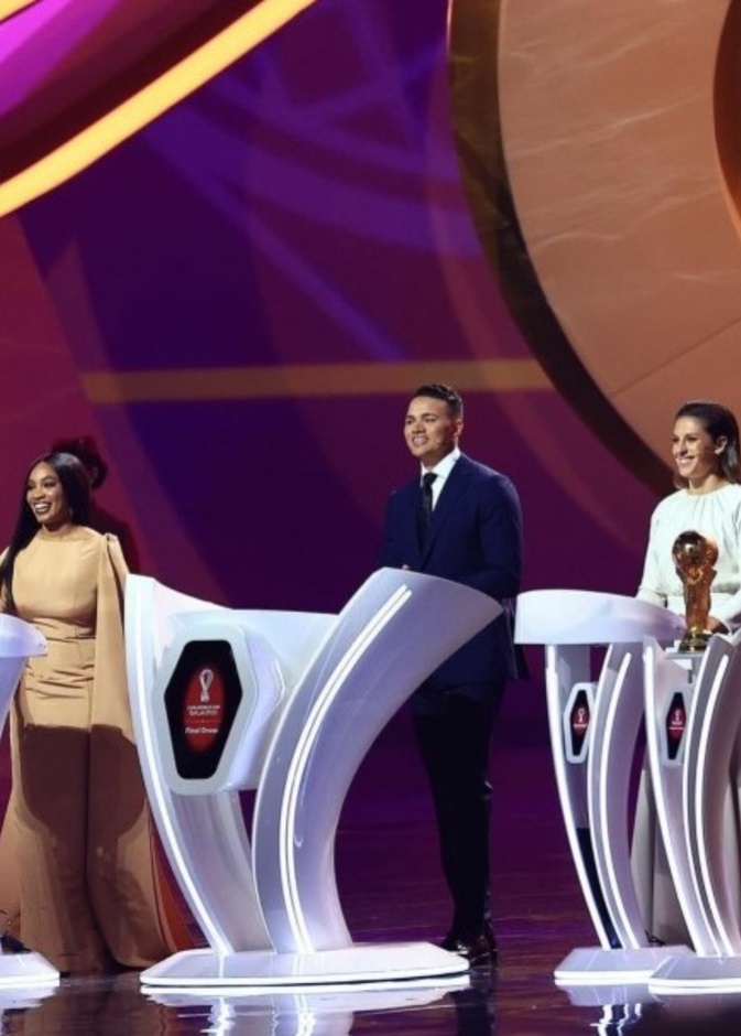 المصممة وضحى الهاجري المشرفة على أزياء مقدمي وفريق عمل سحب قرعة كأس العالم 2022 - الصورة الرئيسية