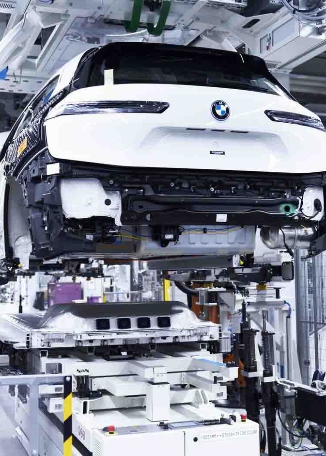 بي ام دبليو تحذر من انهيار أرباح صناعة السيارات بسبب وقف محركات الاحتراق الداخلي