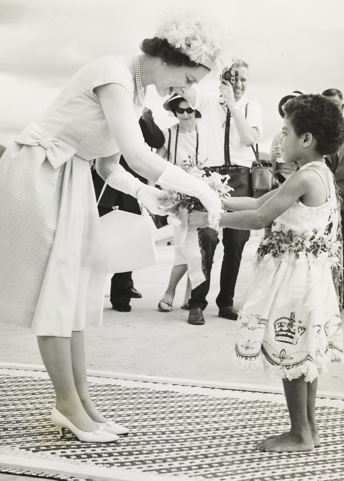 تألقت الملكة بفستان ميدي تميّز بالقصة الـA line والعقدة التي زيّنت جانب الخصر