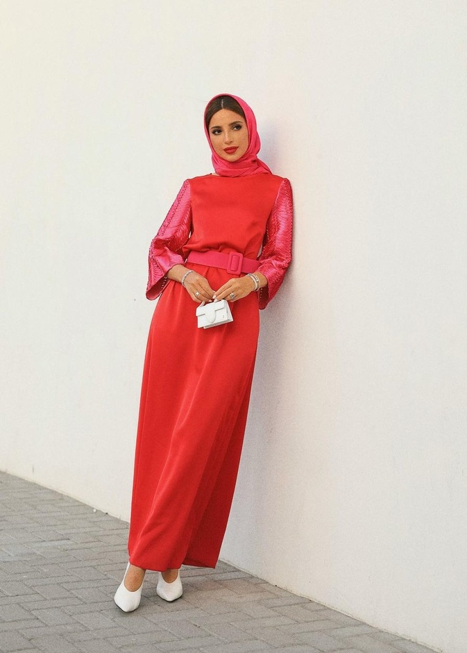 تألقي بالفستان الماكسي باللون الأحمر والفوشيا ونسّقي معه الحجاب بنفس درجة الألوان