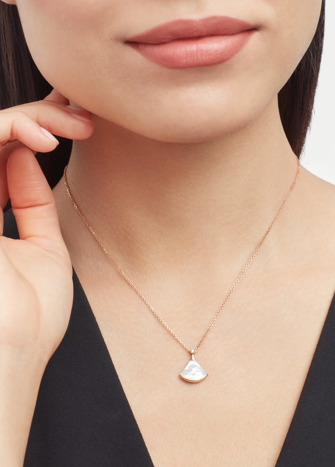 تصاميم مجوهرات عرق اللؤلؤ الأبيض لمسة شاعرية وعصرية في رمضان