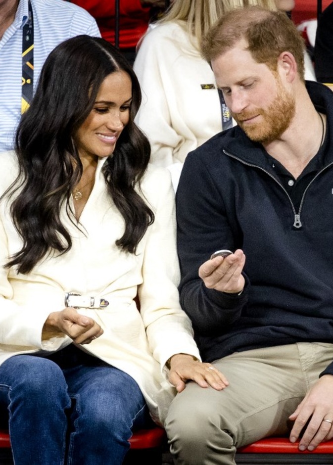 تميّزت البليزر مع ياقة عالية مرفوعة وبدون أزرار ومع حزام باللون نفسه